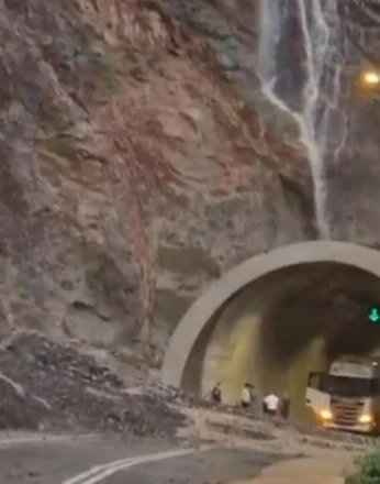 Artvin-Erzurum karayolu, sel ve heyelan nedeniyle ulaşıma kapandı 