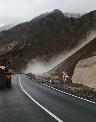 Artvin-Şavşat karayolunda heyelan 
