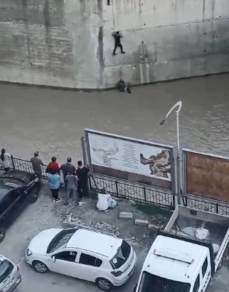 Artvin’de dereye düşen çocuk vatandaşların müdahalesiyle kurtarıldı 