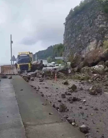 Artvin’de Sarp Sınır Kapısı yolunda heyelan 