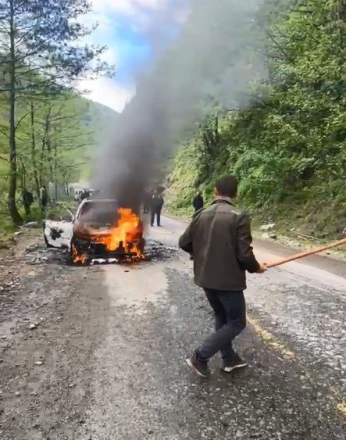 Artvin’de seyir halindeki otomobil alev alev yandı 