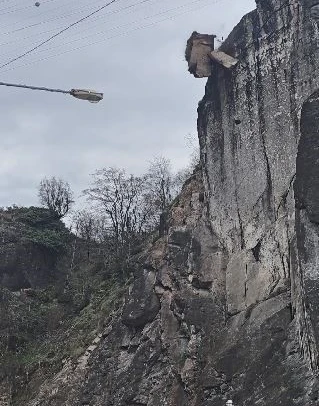 Artvin’de tehlike oluşturan kayalar kontrollü şekilde düşürüldü 