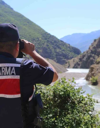 Artvin’in Şavşat Deresi’nde kayıp baba ve oğlunu arama çalışmaları sürüyor 