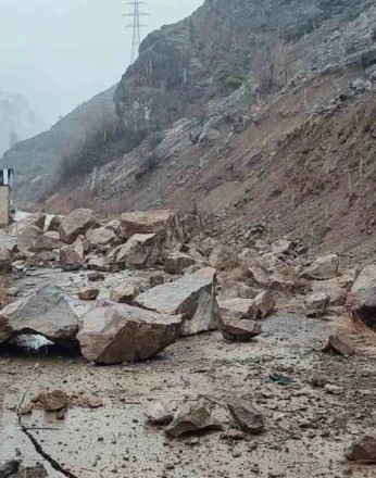 Artvin’in Yusufeli ilçesinde heyelan 