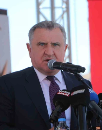 Bakan Bak: "Yüzme Bilmeyen Kalmasın projesi çerçevesinde bu zamana kadar yaklaşık 12 milyon insanımıza yüzme öğrettik" 