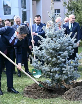 Bakan Yumaklı Kırklareli Valiliği bahçesine fidan dikti 