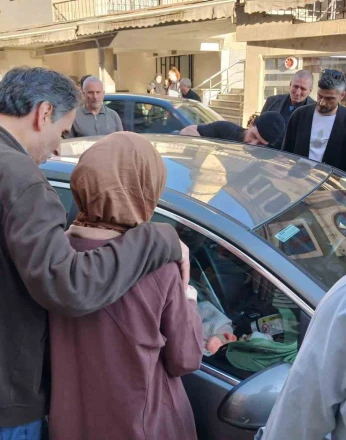 Bebek arabada kilitli kaldı; genç anne büyük korku yaşadı 
