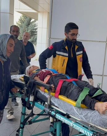 Belediyenin su arıza minibüsü elektrikli bisikletle çarpıştı: 2 çocuk yaralı