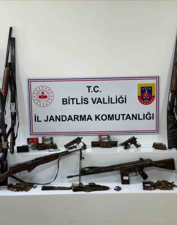 Bitlis’te 20 adrese eş zamanlı baskın: Çok sayıda silah, mühimmat ele geçirildi 