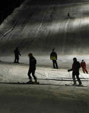 Bitlis’te iftar sonrası kayak keyfi 