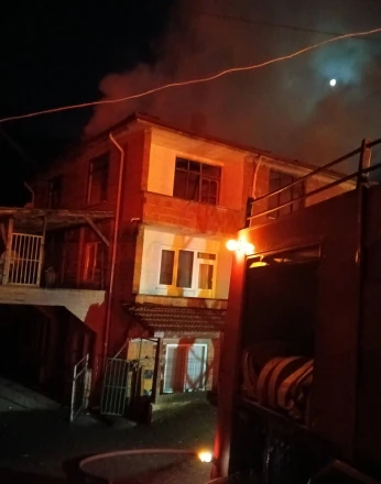 Bolu’da 3 katlı binada yangın çıktı