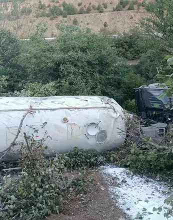 Bolu’da tır devrildi: 1 ölü, 1 yaralı