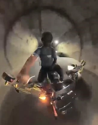 Cankurtaran Tüneli içinde tehlikeli anlar: Şerit ihlali yapan otomobilin motosiklete teması kamerada 