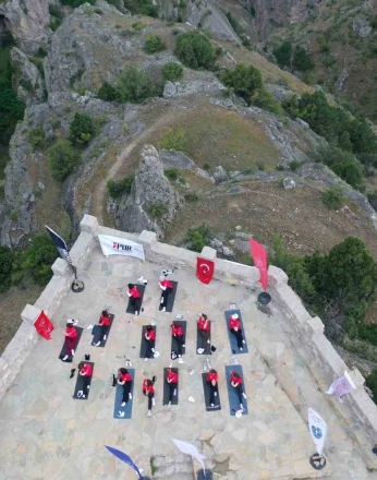 Cehennem Deresi Kanyonu’nda dünya yoga günü etkinliği 