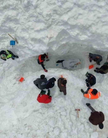 Çığ felaketinde kaybolan çoban için arama çalışmaları yeniden başladı: 3 günde bir ize ulaşılamadı 