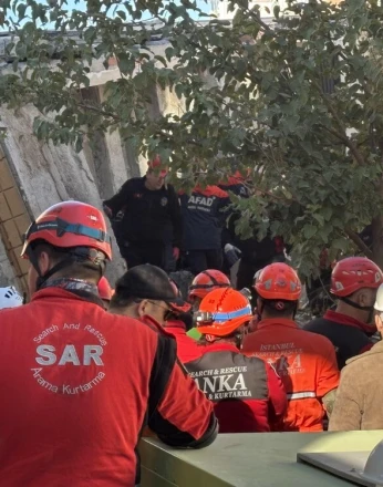 Çöken binadaki eczacı: "Belki enkaz altında biz de kalmış olacaktık"