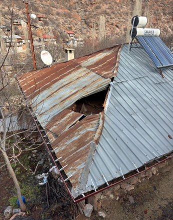 Dağdan kopan kaya parçası evin çatısına düştü