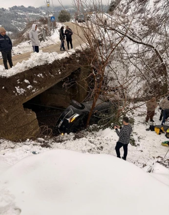 Dereye uçan arabada 5 kişi yaralandı