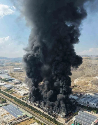 Elazığ’da yanan yalıtım fabrikası havadan görüntülendi
