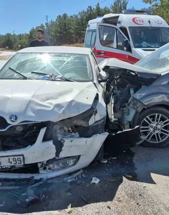 Eskişehir’de hafif ticari araç ile otomobil çarpıştı: 3’ü çocuk 7 yaralı
