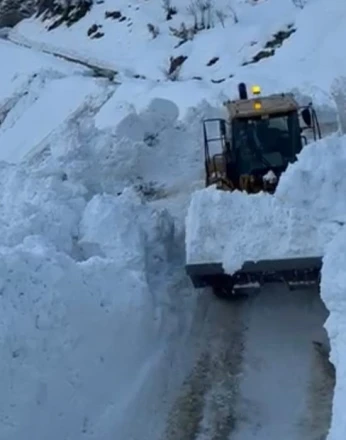 Hizan’da köy yoluna çığ düştü 