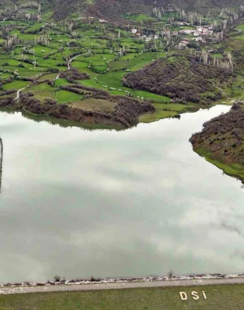 Hizan’daki baraj gölünün eşsiz manzarası havadan görüntülendi 