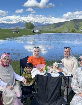 İki ay sonra kuruyacak göl için kilometrelerce yol geldiler 