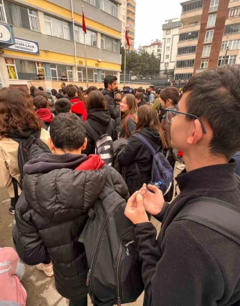 Kahramanmaraş’ta öğrenciler, saldırıda hayatını kaybedenler için dua etti