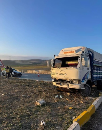 Kamyonet ile otomobil çarpıştı 6 kisi yaralandı