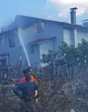 Karabük’te çatı yangını büyümeden söndürüldü