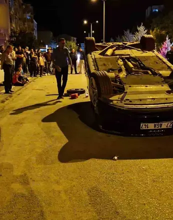 Karaman’da park halindeki otomobile çarpan araç ters döndü: 1 yaralı