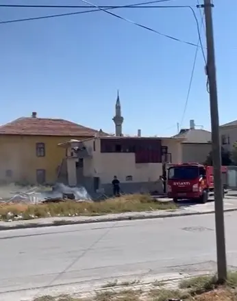 Karapınar’da iki ayrı ot yangını paniğe neden oldu