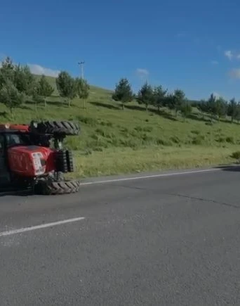 Karayolunda Traktör devrildi, sürücü hafif yaralandı 