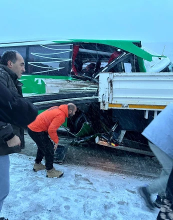 Karlı yolda kayan yolcu otobüsünün tıra çarpmasıyla 7 kişi yaralandı