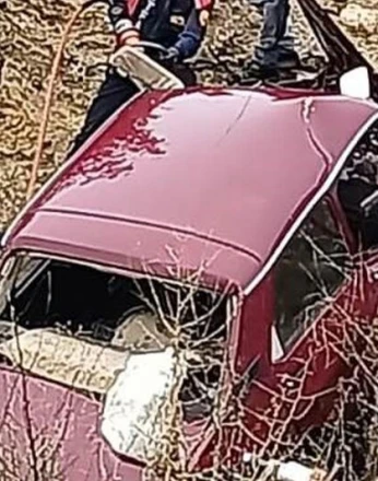 Kayganlaşan yolda otomobil istinat duvarına çarptı: Karı koca hayatını kaybetti