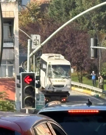 Kocaeli'de freni boşalan otobüs duvara çarptı: 3'ü polis 7 yaralı