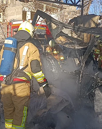 Konteyner çarşıda yangın: 3 konteyner ile 3 araç kül oldu