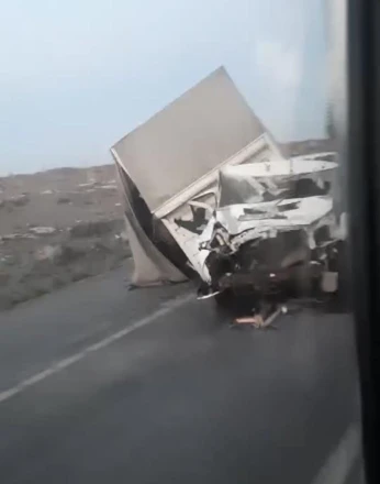 Kontrolden çıkan kamyon refüje çarptı: 1 yaralı