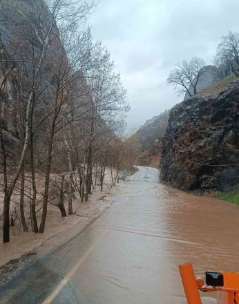 Munzur Nehri taştı, Tunceli-Ovacık yolunda ulaşım durduruldu