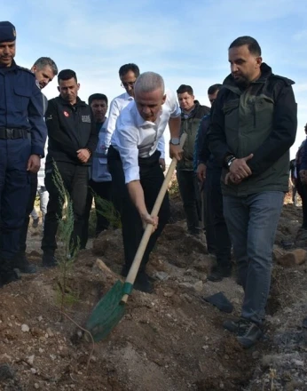 Öğretmenler Günü anısına fidanlar toprakla buluşturuldu