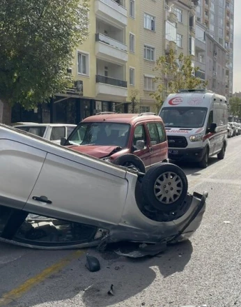 Ortalığın savaş alanına döndüğü kaza kamerada: 1 yaralı