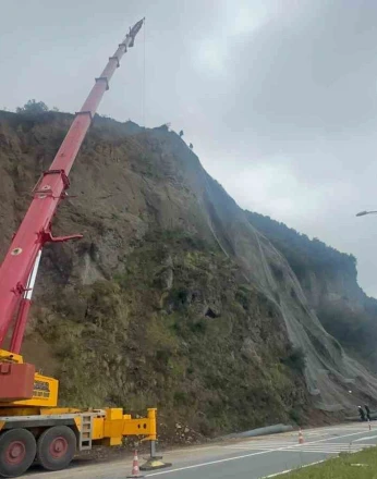 Örümcek adamlar yamaçları çelik ağlarla örüyor 