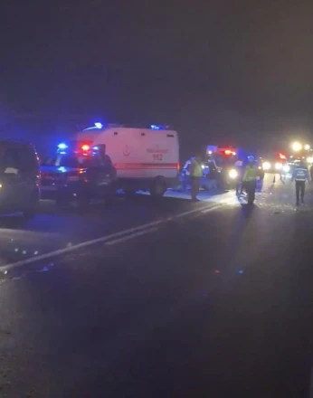 Otomobil ile hafif ticari aracın çarpışmasıyla 3 kişi öldü, 2 kişi yaralı