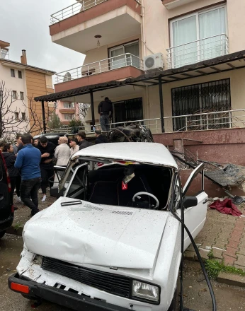 Otomobilin apartmanın bahçesine uçmasıyla 1'i ağır 6 yaralı