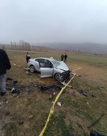 Otomobillerin kafa kafaya çarpışmasıyla 1 kişi öldü, 5 kişi de yaralandı