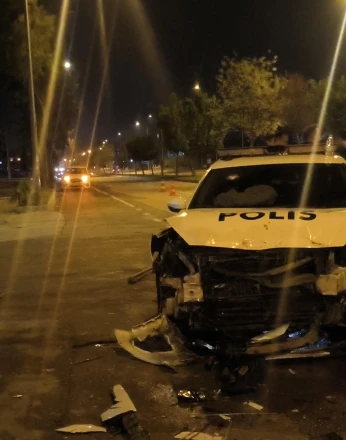 Polis otosuna çarpıp patlamış lastiklerle kaçtı, park halinde bulundu