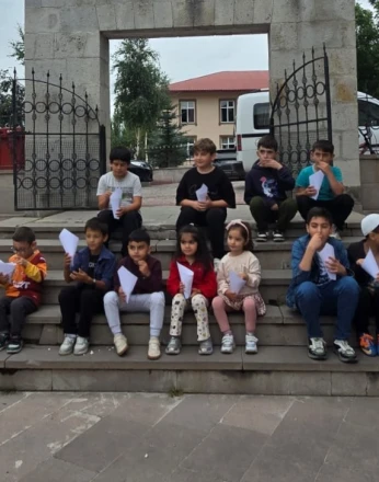 Posof’ta yaz Kur’an Kursu öğrencilerine serinleten ikram 