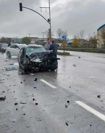 Sakarya’da 3 araçlı zincirleme kaza: 2 yaralı