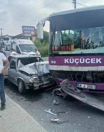 Sakarya’da halk otobüsü ile otomobil çarpıştı: 6 yaralı