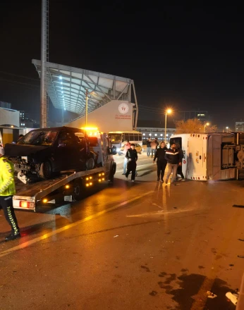 Servis ile otomobilin çarpışması sonucu 11 kişi yaralandı